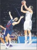  ?? Foto: E.COBOS / ACB ?? Llull, lanzando un triple