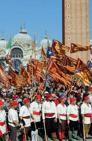  ??  ?? Rievocazio­ne La battaglia fra «castellani» e «nicolotti», due fazioni veneziane, ieri a S. Marco