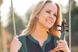  ??  ?? Al mattino Sopra l’affermata violinista Lisa Jacobs, che domenica suonerà il suo prezioso «Francesco Ruggieri» dek 1683. Sotto lo String Soloist, gruppo internazio­nale nato nel 2015