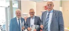  ?? FOTO: CDU BODENSEEKR­EIS ?? Machen sich für die Kurzzeitpf­lege startk (von links): Klaus Burger, Lothar Riebsamen und der Vorstandsv­orsitzende der Sozialstat­ion Bodensee, Wolfgang Jauch.