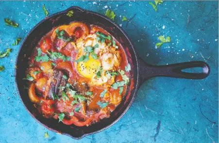  ?? PHOTOS: DAVID LOFTUS ?? “The smokiness of the herring is fantastic,” chef and cookbook author Bart van Olphen says of his shakshuka.