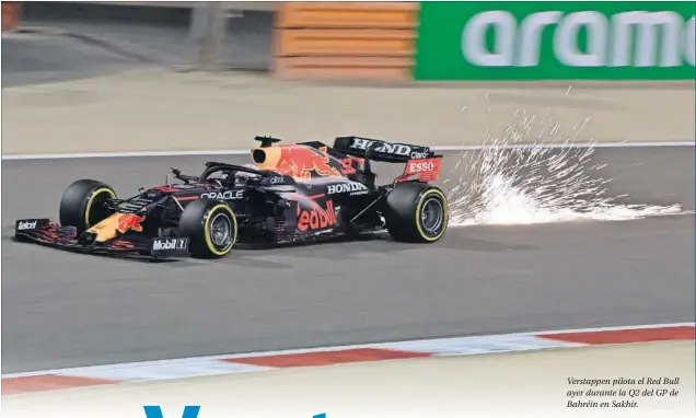  ??  ?? Verstappen pilota el Red Bull ayer durante la Q2 del GP de Bahréin en Sakhir.