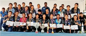  ??  ?? Junior Girls and Junior National Girls champions Narandeniy­a Boxing Club