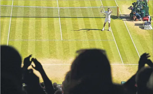  ?? [ AFP ] ?? Spielt Roger Federer in Wimbledon, herrscht eine besondere Form der Verehrung.