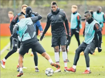  ?? REUTERS PHOTO ?? Paul Pogba (second from right) hasn’t played a full game for a month now and was dropped against Huddersfie­ld.