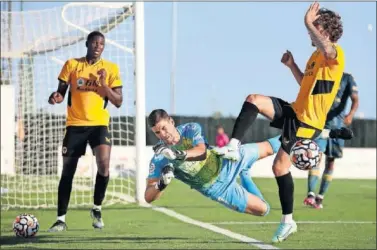  ??  ?? Raúl despeja el balón en un ataque del Wolverhamp­ton ayer en Marbella.