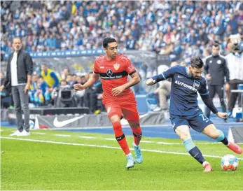  ?? FOTO: IMAGO/ RÄPPOLD ?? Trainer Pellegrino Matarazzo (links) sieht derzeit Tiago Tomas (Mitte) und dem VfB beim Zerfall zu.