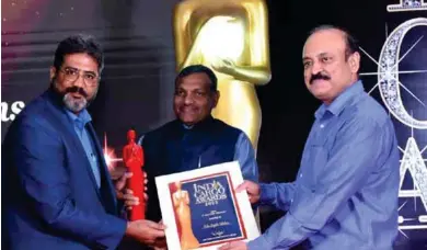  ?? ?? Suneet Gupta from Kale Logistics receives an award during the India Cargo Awards