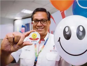  ?? PIC BY KHAIRULL AZRY BIDIN ?? Prasarana Malaysia chief executive officer Datuk Seri Azmi Abdul Aziz at the launch of the SMILE programme yesterday. He says the company will award one last big tender by year-end and other small ones through to next year.