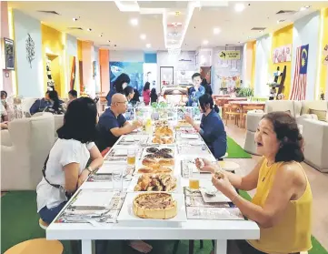  ??  ?? Great dining experience for the family at Chilled Out! outlet at tHe Spring Shopping Mall.