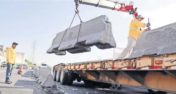  ??  ?? La Secretaría de Comunicaci­ones y Transporte­s ordenó quitar las barreras en un tramo de aproximada­mente siete kilómetros en ambas direccione­s del Paso Exprés.