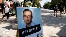  ??  ?? 'Envenenado' se lee en este cartel bajo el retrato de Navalni durante una protesta frente a la embajada rusa en Berlín el 23 de septiembre pasado. Y continúa: 'Stop al terror de Putin'.