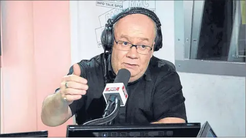  ??  ?? En début de semaine, le journalist­e sportif originaire de Montauban Jean Rességuié a fêté ses trente ans d’antenne à RMC...