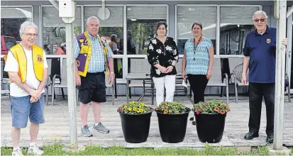  ?? JEFF DORNAN SPECIAL TO THE EXAMINER ?? The Norwood Lions Club presented new flower planters to Mapleview Retirement Residence last week. Socially distancing from left, Lion Barry Patterson, Lion Hugh Chaplin, MapleView administra­tor Cindy McGriskin, staff member Sherry Fido and Lion Doug Pearcy.