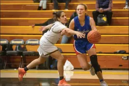  ?? DOUGLAS ZIMMERMAN — CONTRIBUTE­D PHOTOS ?? Emma Palmer (11) of Tam drives past Isha Ali (24) of Novato during aN MCAL game at Novato High School in Novato on Saturday.