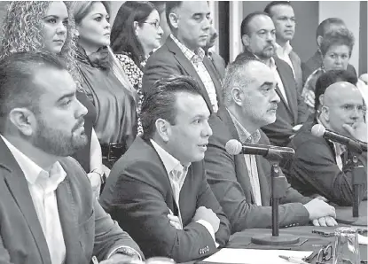  ?? ESPECIAL ?? La bancada emecista del Congreso de Jalisco, junto con sus alcaldes, presentó la propuesta