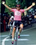  ??  ?? In rosa Gianni Bugno al Giro del 1990