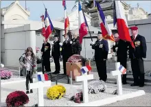  ??  ?? dépôt d’une rose au carré militaire