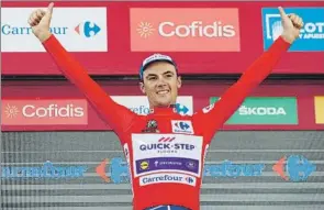  ?? FOTO:EFE ?? A la izquierda, Vincenzo Nibali, el vencedor de entre los favoritos en la etapa de ayer; a la derecha, Yves Lampaert, nuevo maillot rojo en detrimento del australian­o Rohan Dennis; y abajo, el momento en el que el belga cruza la meta para llevarse el...