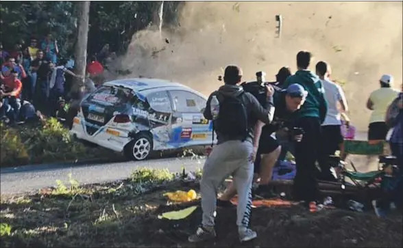  ?? JESÚS ROMERO / TWITTER ?? El tuitero Jesús Romero distribuyó ayer esta imagen del momento del impacto del Peugeot 206 en un tramo del rally, en Carral