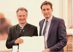  ?? Foto: StMBW ?? Peter Schelzig (links) wurde von Staatssekr­etär Georg Eisenreich das Verdienstk­reuz 1. Klasse ausgehändi­gt.