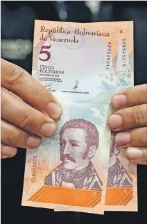  ?? CARLOS GARCIA RAWLINS / REUTERS ?? Caracas. La imagen muestra los nuevos billetes de cinco bolívares.