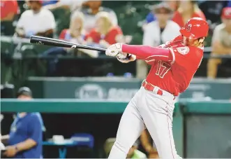  ??  ?? HISTÓRICOS.Shohei Ohtani, arriba, fue el primer lanzador-bateador de las Grandes Ligas en la historia en lograr al menos 50 ponches propinados y 15 jonrones conectados en su primera temporada en las Mayores. Mientras, abajo, Ronald Acuña Jr. se convirtió en el tercer venezolano en la historia en ser Novato del Año.