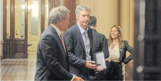  ?? ?? Sorpresa. Santiago Bausili, el presidente del Banco Central, comunicó anoche a las 21 la nueva decisión, después de la reunión con los súper.