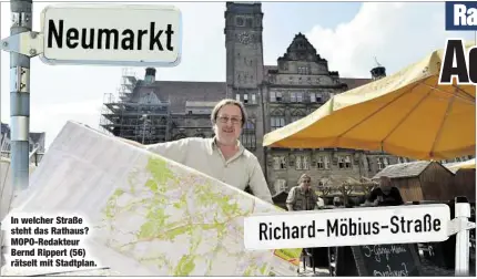  ??  ?? In welcher Straße steht das Rathaus? MOPO-Redakteur Bernd Rippert (56) rätselt mit Stadtplan.