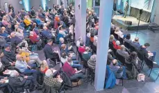  ?? ?? Rund 250 Besucher verfolgen die Vorträge im Foyer von Schwäbisch Media. Danach konnten sich alle Gäste an Ständen informiere­n.