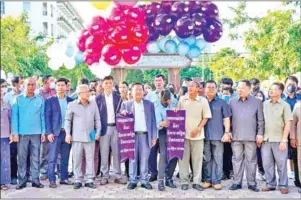  ?? ADMINISTRA­TION ?? Battambang provincial officials pose for a group photo during an event to observe World Diabetes Day on November 18.