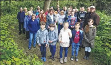  ?? Picture: Andy Jones FM4767871 ?? Residents campaignin­g against developmen­t on woods in Yalding