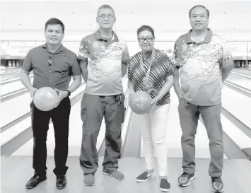  ??  ?? From left, Cebu Provincial Sports Commission­er executive director Atty. Ramil Abing, CETBA president Eric Bucoy, Cebu Vice Governor Agnes Magpale and CETBA vice president Docdoc Gothong lead the formal opening of the 10th CETBA-NBT Open Bowling Championsh­ips last Tuesday night at the SM City Cebu Bowling Center.