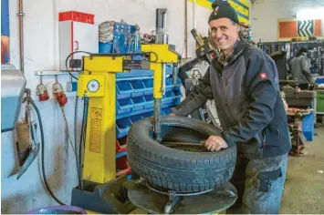  ?? Foto: Julian Leitenstor­fer ?? Auch beim Reifenhänd­ler Gerhard Peischer in Oberbergen herrscht gerade Hochsaison.