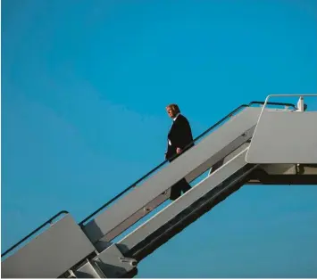  ?? Foto: Brendan Smialowski, afp ?? US Präsident Donald Trump, der hier aus seinem Flugzeug steigt, plant „großartige“und „fantastisc­he“Steuersenk­ungen, wie er selbst sagt. Experten hegen aber Zweifel, ob ihm das gelingt.