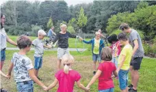  ?? FOTO: NATURSCHUT­ZZENTRUM ?? Beim Natur- Erlebnisge­burtstag erwarten Eltern und Kinder viel Spiel und Spaß sowie jede Menge Wissenswer­tes.