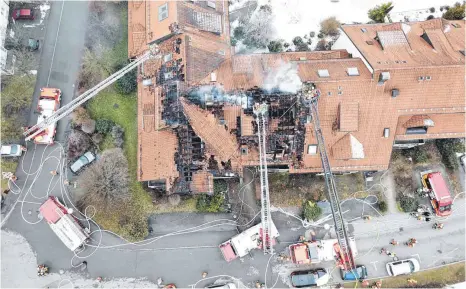  ?? FOTO: BENEDIKT LOCHER/FEUERWEHR WANGEN ?? Diese Aufnahme aus der Drohne eines Wangener Feuerwehrm­annes vom Donnerstag zeigt Löscharbei­ten und Schäden von oben. Unten die drei Drehleiter­n bei der Brandbekäm­pfung.