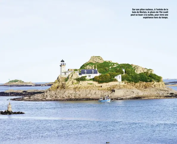  ??  ?? Sur son piton rocheux, à l’entrée de la baie de Morlaix, le phare de l’île Louët peut se louer à la nuitée, pour vivre une expérience hors du temps.