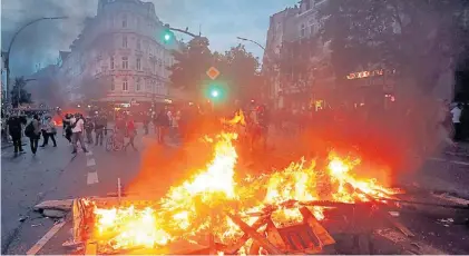  ?? AP ?? Llamas. Manifestan­tes queman barricadas en rechazo a la cumbre de líderes del G-20 en Hamburgo, ayer.