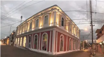  ??  ?? El Palacio de Don Zoilo, hoy Museo del Carnaval Vegano reconstrui­do y remozado por disposicio­n del Gobierno Dominicano.