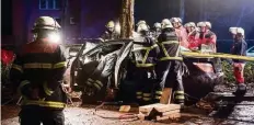  ??  ?? Einsatzkrg­fte der Feuerwehr an einem der Autowracks