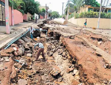  ??  ?? Daños. En la colonia Monte Río, en Sonsonate, las fuertes lluvias dañaron los trabajos que están ejecutando en unas tuberías, por lo que se atrasarán las obras en el lugar.