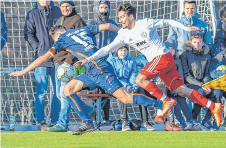  ?? FOTO: FLORIAN WOLF ?? Mario Duarte Vila Boa (rechts) und der FC Wangen wollen das Fußballjah­r mit einem Sieg abschließe­n.