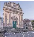  ??  ?? Trümmer liegen vor der beschädigt­en Kirche Maria Santissima in Fleri.