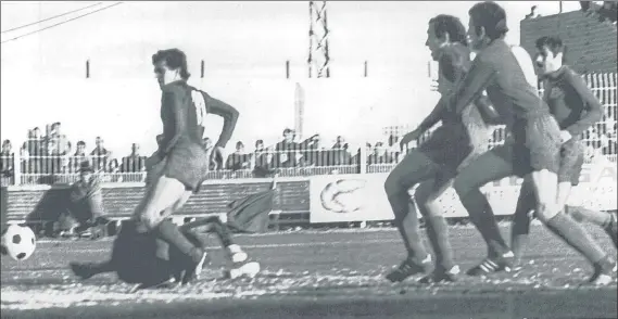  ?? FOTO: TEO GIBERT ?? Primer gol del Barça contra el Getafe en su historia Lo marcó Zuviría en el viejo campo de Las Margaritas en 1978, aunque el Barça empató aquel partido (3-3)