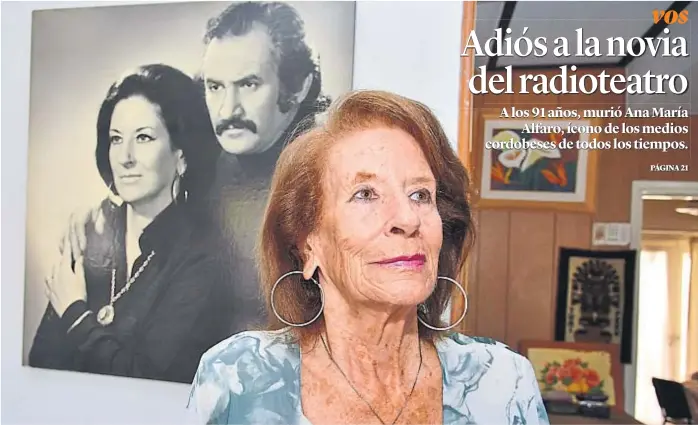  ?? (LA VOZ) ?? El amor de su vida. Ana María, en una foto reciente, delante de una imagen de hace varios años junto a Jaime Kloner, su esposo y compañero de radioteatr­o. También hizo radio y TV.