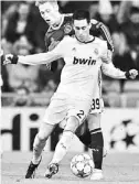  ??  ?? EL ATACANTE del Real Madrid, Jose María Callejón (al frente, controla el balón ante el Ajax.