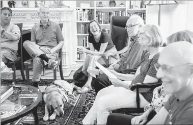  ?? ZBIGNIEW BZDAK/CHICAGO TRIBUNE ?? Author Beth Finke, center, with her Seeing Eye dog Whitney, teaches a memoir-writing class to seniors in Chicago on July 15. From left are Michael Graff, Mel Washburn, Finke, Bob Eisenberg, Pat Clickener and Marc Levenstein.