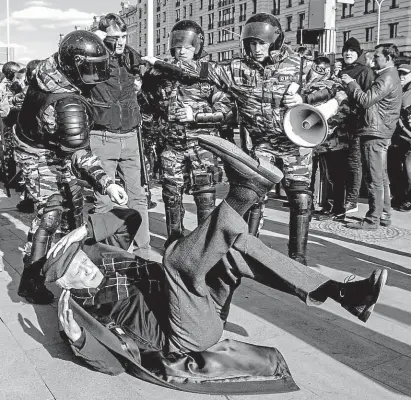  ?? V Rusku proti velké převaze, snímek zachycuje březnové protesty proti korupci v Moskvě FOTO ČTK ?? Aktivismus bojuje