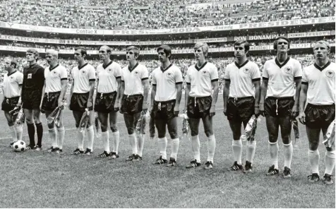  ?? Foto: Witters ?? Die deutsche Mannschaft vor dem Halbfinale gegen Italien am 17. Juni 1970 in Mexico City: Kapitän Uwe Seeler, Torwart Sepp Maier, Karl-Heinz Schnelling­er, Franz Beckenbaue­r, Willi Schulz, Hannes Löhr, Gerd Müller, Jürgen Grabowski, Bernd Patzke, Wolfgang Overath, Berti Vogts.